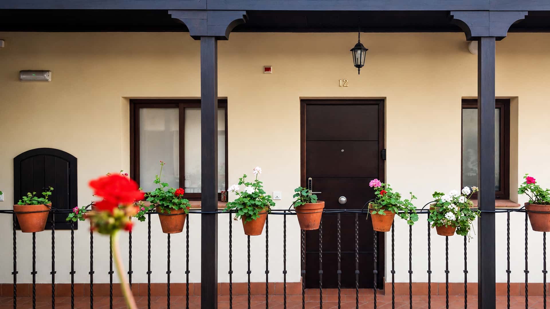 Nuestros servicios Bonita corrala decorada con flores