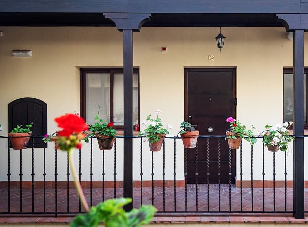 2 Edificios Históricos Vista interior de una de las corralas, decorada con flores