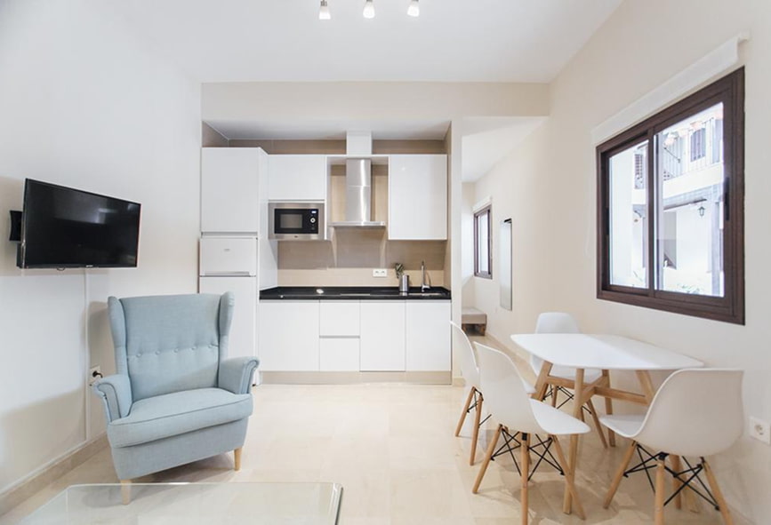 Apartamento Standard | Cozinha e Sala Cozinha integrada na sala, com micro-ondas, frigorífico e fogão.