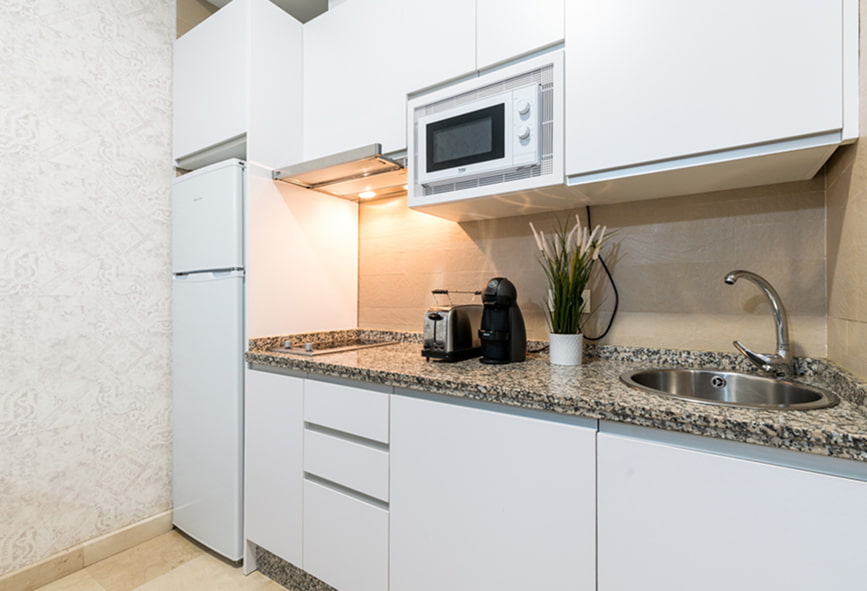 Apartamento Standard | Cozinha Detalhe da cozinha, com máquina de café de cápsulas e torradeira