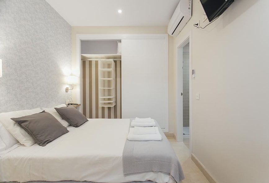 Apartamento Standard | Quarto Quarto com cama de casal, um grande roupeiro, TV e ar condicionado