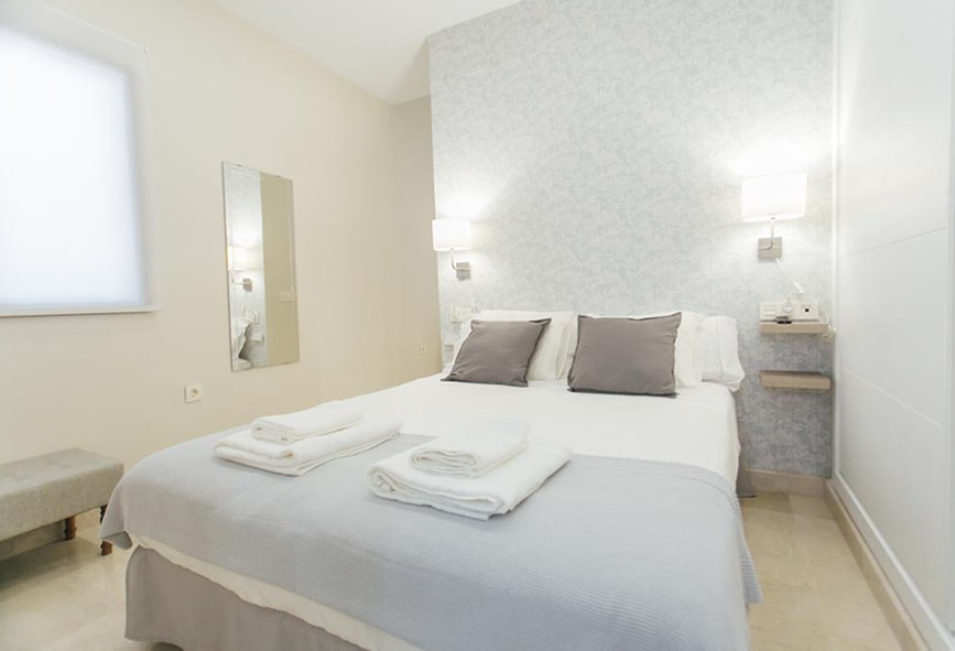 Apartamento Standard | Quarto 2 Quarto com cama de casal decorado em tons de branco e cinza