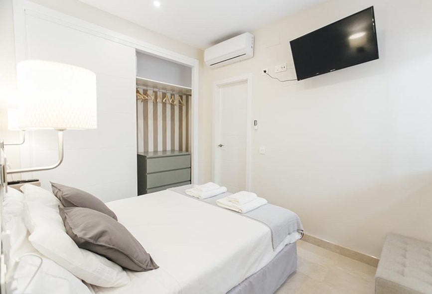 Apartamento Standard | Quarto 3 Quarto com cama de casal, TV na parede e um roupeiro espaçoso