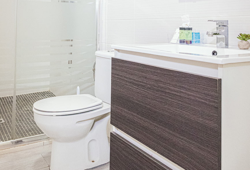 Apartamento Standard | Casa de banho Casa de banho com duche e lavatório com gavetas de madeira
