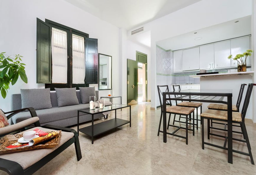 Apartamento Superior | Sala Ampla sala decorada em tons de branco e verde, com cozinha integrada