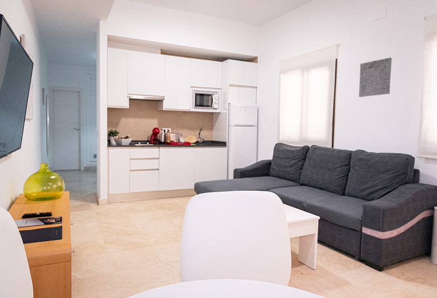 Apartamento Superior | Cozinha Vista frontal da cozinha integrada na sala, totalmente equipada
