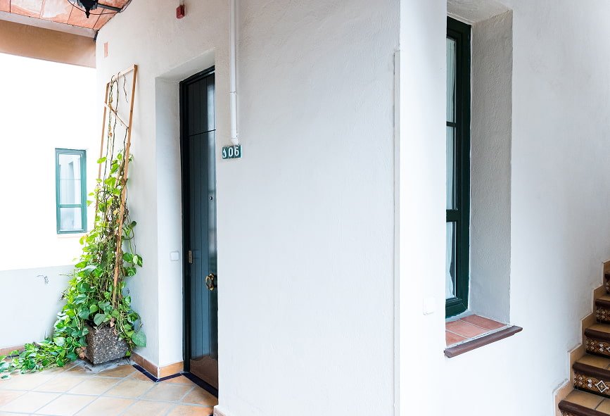 Apartamento Superior | Exterior Entrada num dos Apartamentos Superiores, com uma trepadeira junto à porta