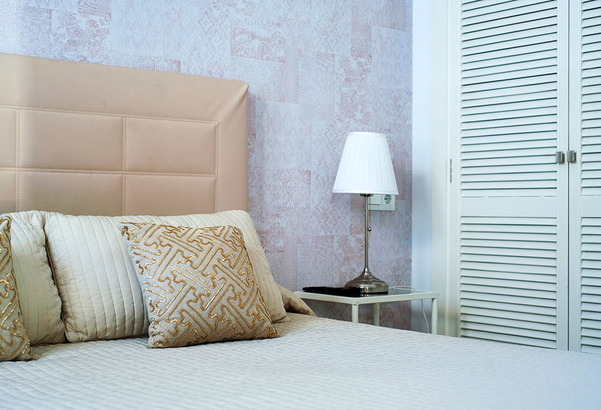 Apartamento Superior | Detalhe do Quarto Detalhe da cabeceira da cama de casal e das almofadas, com detalhes dourados