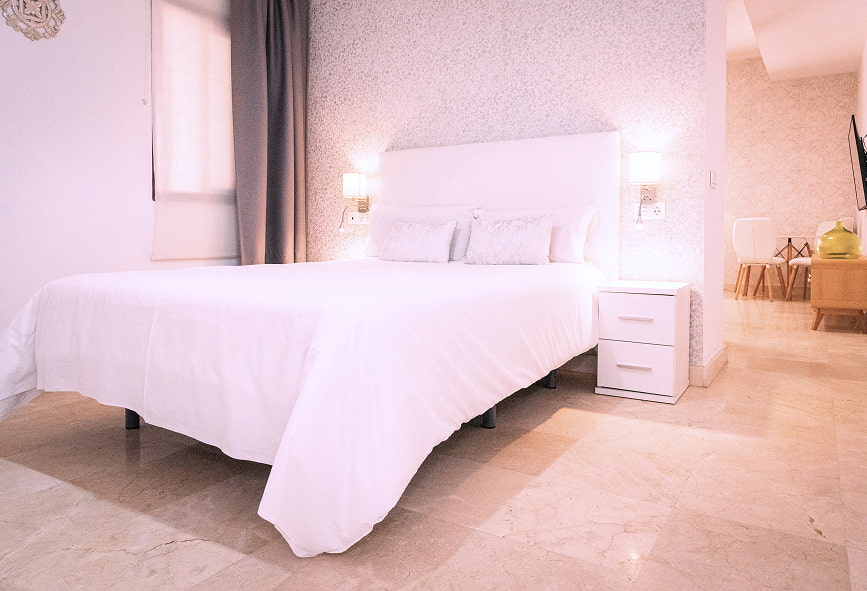 Apartamento Superior | Quarto Quarto amplo com cama de casal, separado da sala por uma parede