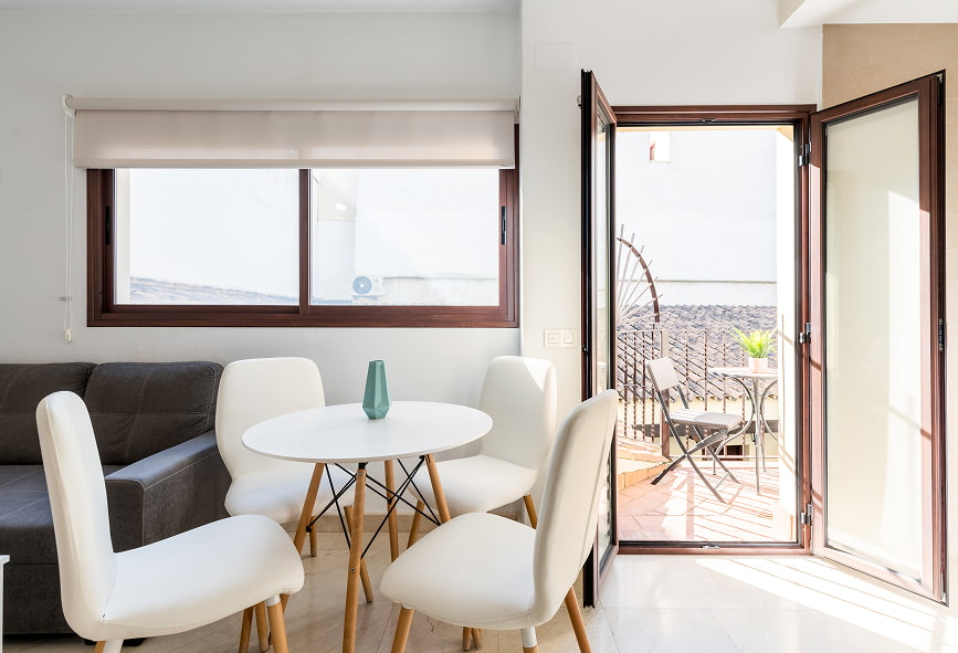 Duplex de 2 quartos com varanda | Varanda Saída para o balcão a partir da sala do apartamento