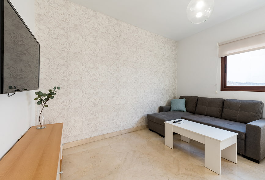 Duplex de 2 quartos com balcão | Sala Sala ampla e aberta, com sofá em L e televisão fixada na parede