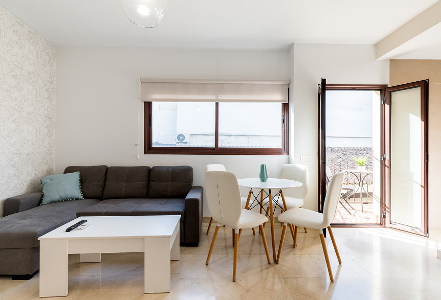 Duplex de 2 quartos com balcão | Sala e balcão Sala com saída direta para um agradável balcão