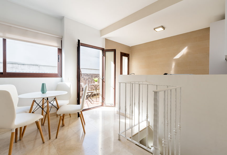Duplex de 2 quartos com balcão | Escadas Sala de estar com escadas que descem para a parte inferior do duplex