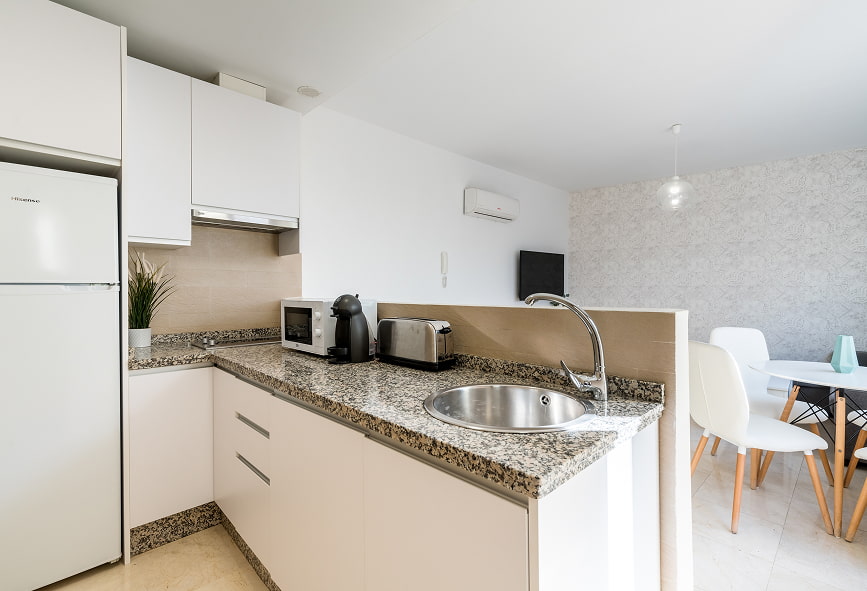 Duplex de 2 quartos com varanda | Cozinha Cozinha integrada na sala de estar, com frigorífico, micro-ondas, placa vitrocerâmica, máquina de café e torradeira
