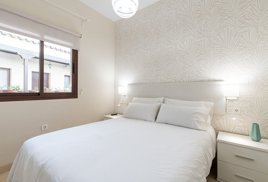 Duplex de 2 quartos com varanda | Quarto Quarto com cama de casal, decorado em tons de branco