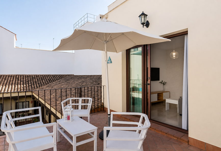 Dúplex de 2 Quartos com Terraço | Terraço Terraço espaçoso com mobiliário de exterior e guarda-sol