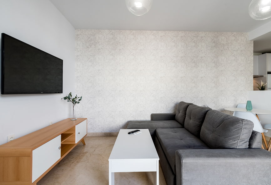 Dúplex de 2 Quartos com Terraço | Área de TV Sala em forma de L, com televisão de ecrã plano fixada na parede