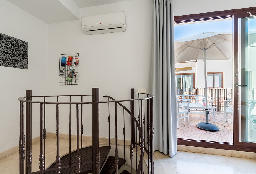 Dúplex de 2 Quartos com Terraço | Escada Escada em espiral que conduz à parte inferior do dúplex