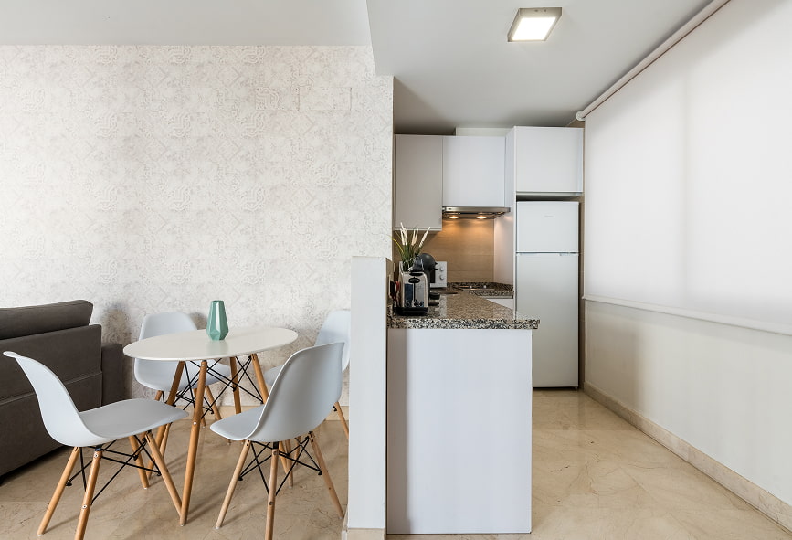 Dúplex de 2 quartos com terraço | Sala e cozinha Cozinha totalmente equipada integrada na sala