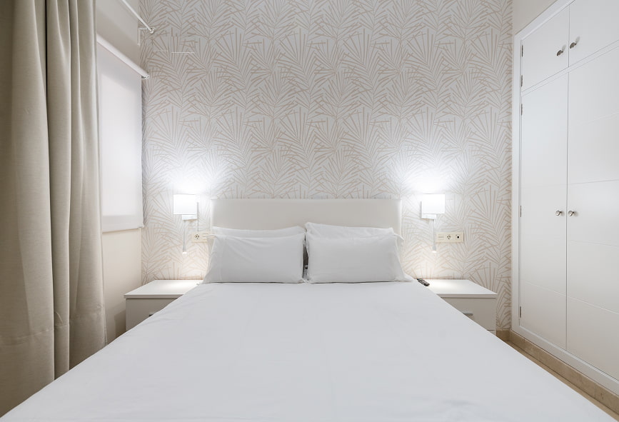 Dúplex de 2 quartos com terraço | Quarto Quarto moderno com cama de casal, decorado em tons de branco e com um grande roupeiro