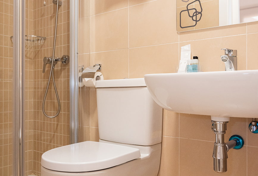 Duplex com varanda | Casa de banho Casa de banho simples com duche e lavatório com espelho