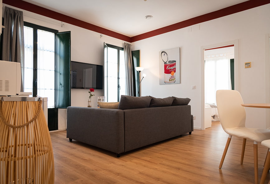 Apartamento Suite | Sala Ampla sala com sofá, TV, piso em parquet e acesso às varandas