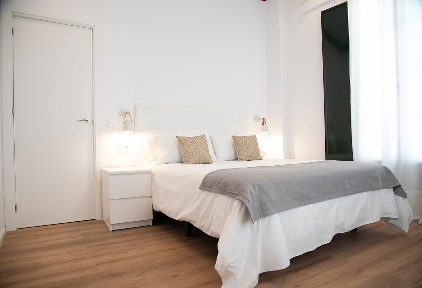 Apartamento Suite | Cama de Casal Quarto moderno com cama de casal, decorado em branco e cinzento