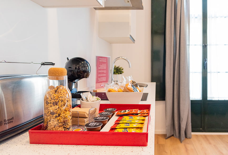 Apartamento Suite | Máquina de café Máquina de café de cápsulas, com cápsulas de reserva, magdalenas e pacotes de Cola Cao